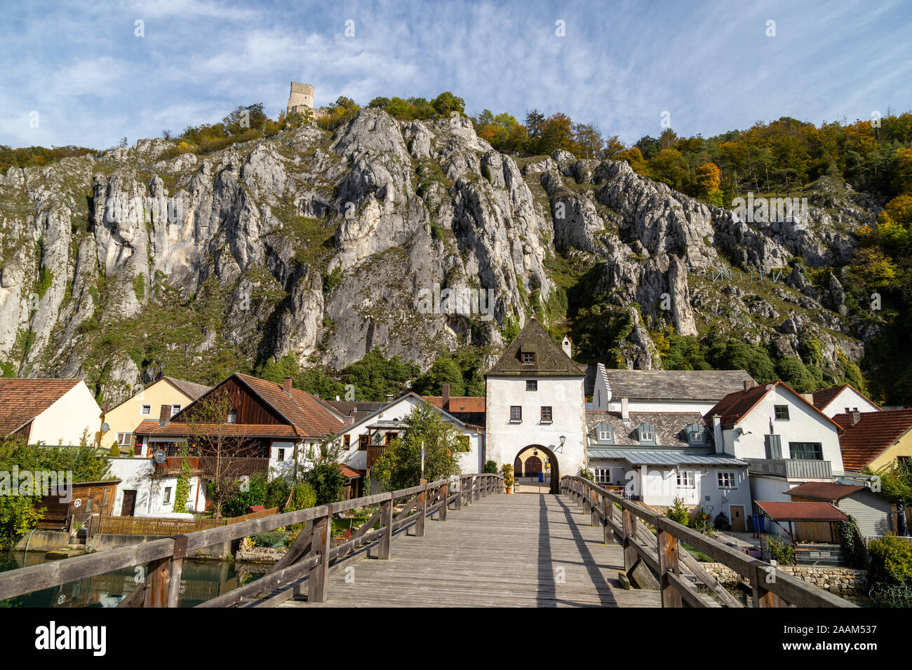 Roccie alte nel villaggio di Essing in Baviera, Germania presso il fiume Altmuehl in una giornata di sole in autunno con cielo blu e nuvole bianche Foto Stock