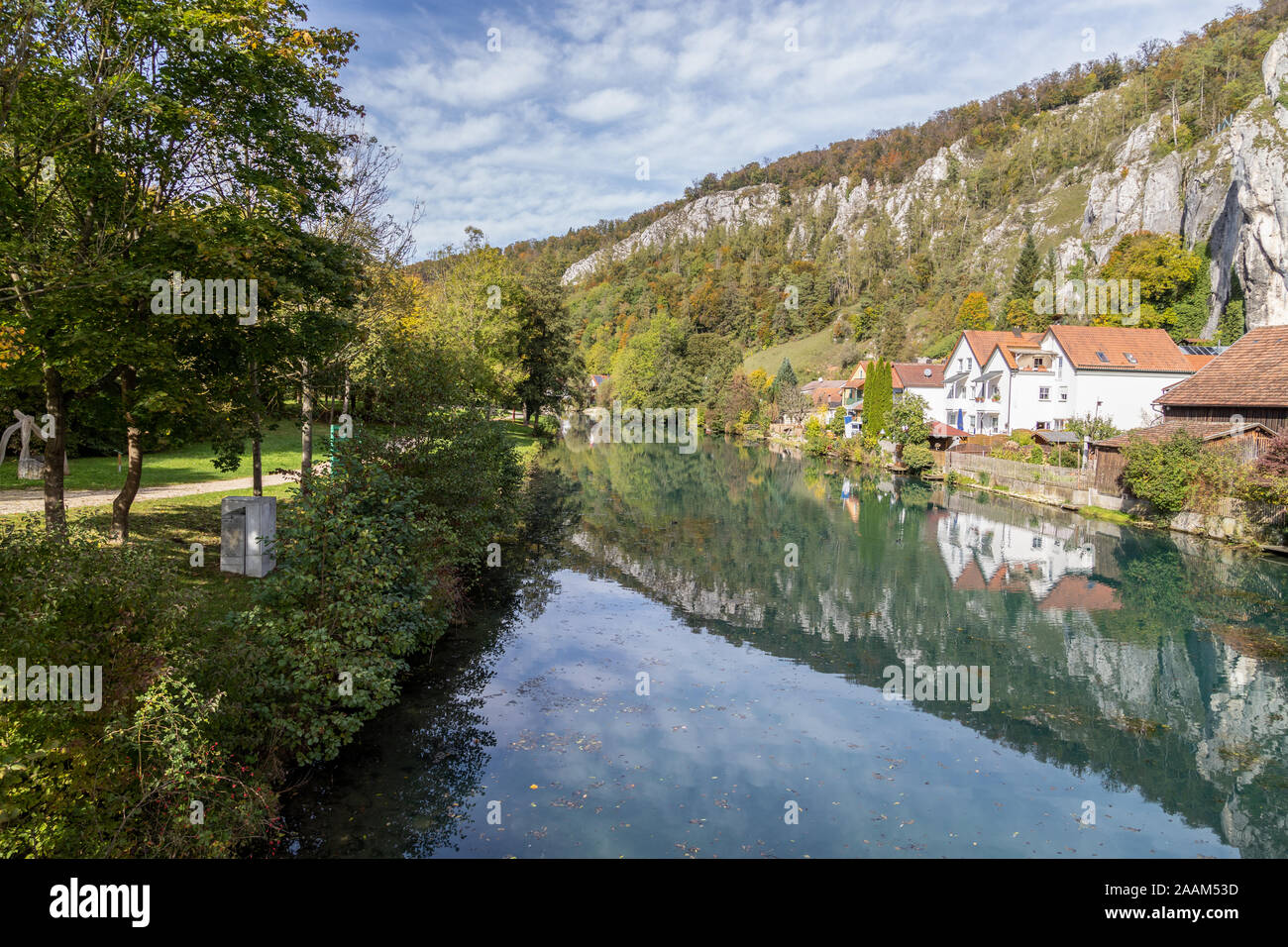 Idillica vista sul villaggio Markt Essing in Baviera, Germania con il fiume Altmuehl e roccie alte in una giornata di sole in autunno Foto Stock