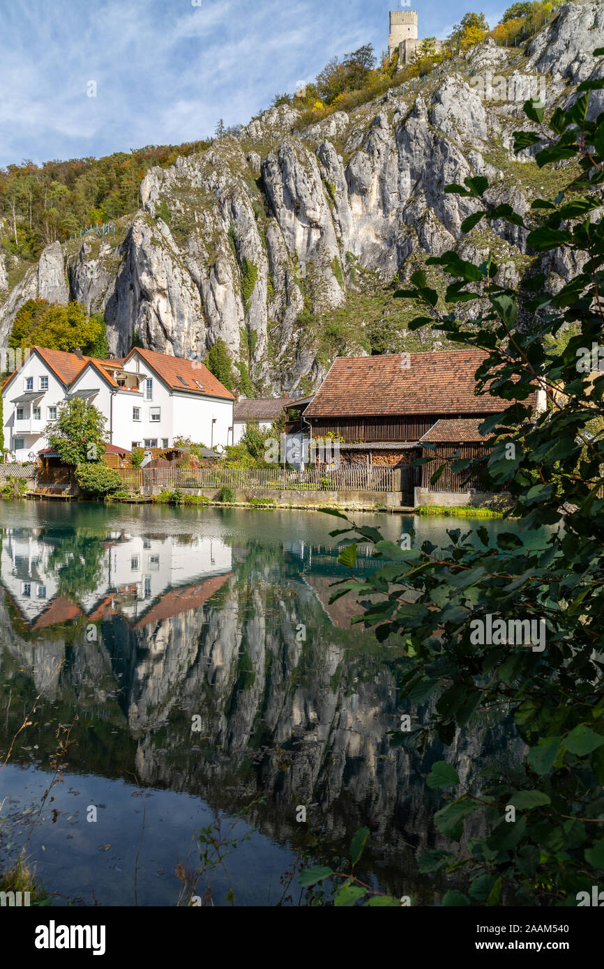 Idillica vista sul villaggio Markt Essing in Baviera, Germania con il fiume Altmuehl e roccie alte in una giornata di sole in autunno Foto Stock