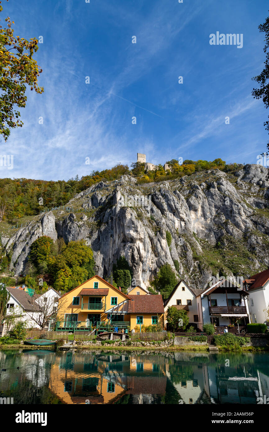 Idillica vista sul villaggio Markt Essing in Baviera, Germania con il fiume Altmuehl e roccie alte in una giornata di sole in autunno Foto Stock