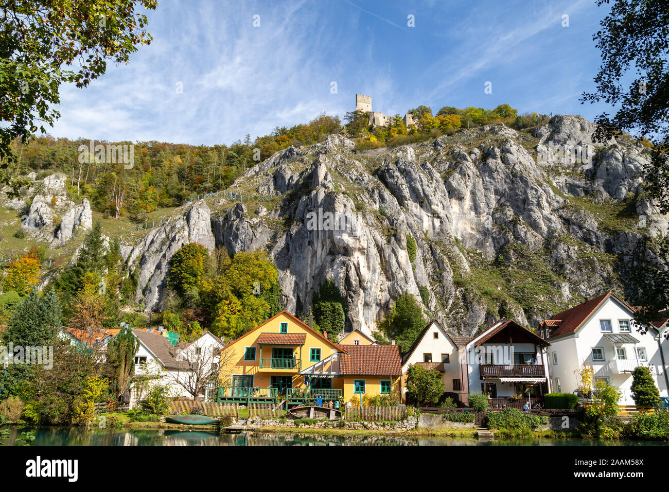 Idillica vista sul villaggio Markt Essing in Baviera, Germania con il fiume Altmuehl e roccie alte in una giornata di sole in autunno Foto Stock
