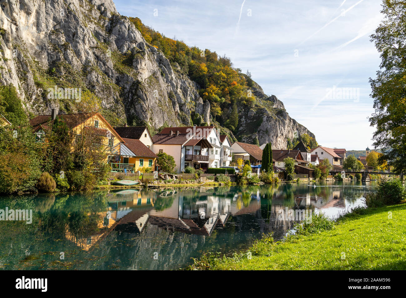 Idillica vista sul villaggio Markt Essing in Baviera, Germania con il fiume Altmuehl e roccie alte in una giornata di sole in autunno Foto Stock