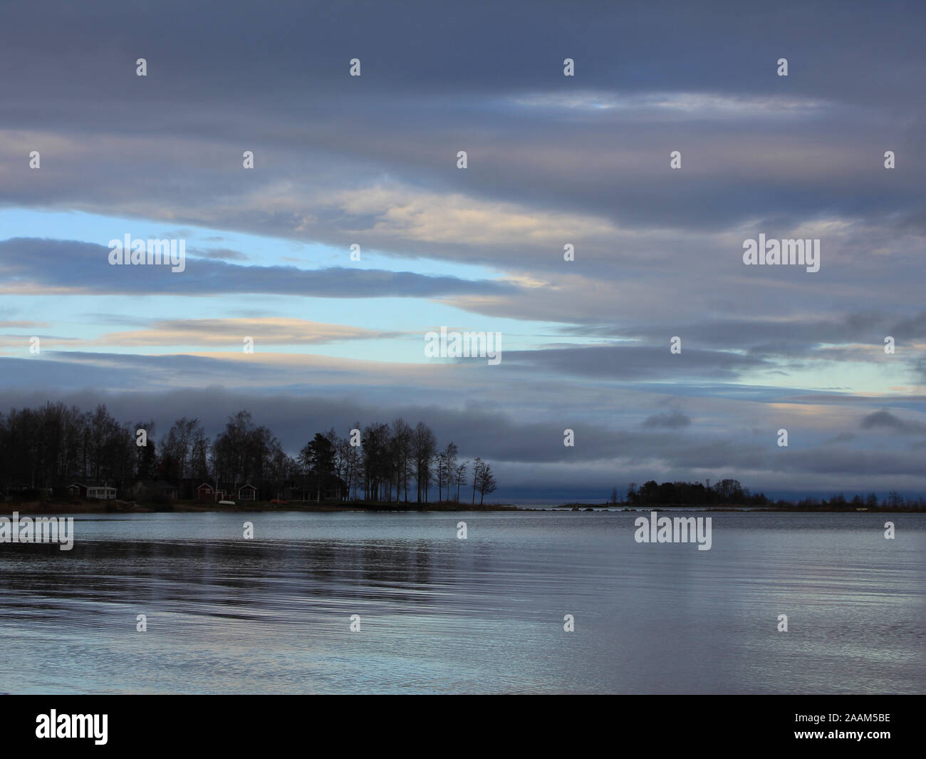 Pomeriggio autunnale di scena a lago Vanern Svezia. Foto Stock