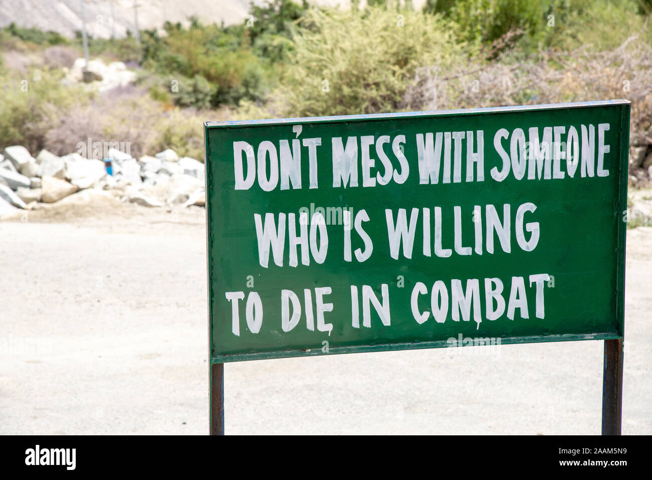 Funny cartelli a fianco di strade in Ladakh, India Foto Stock