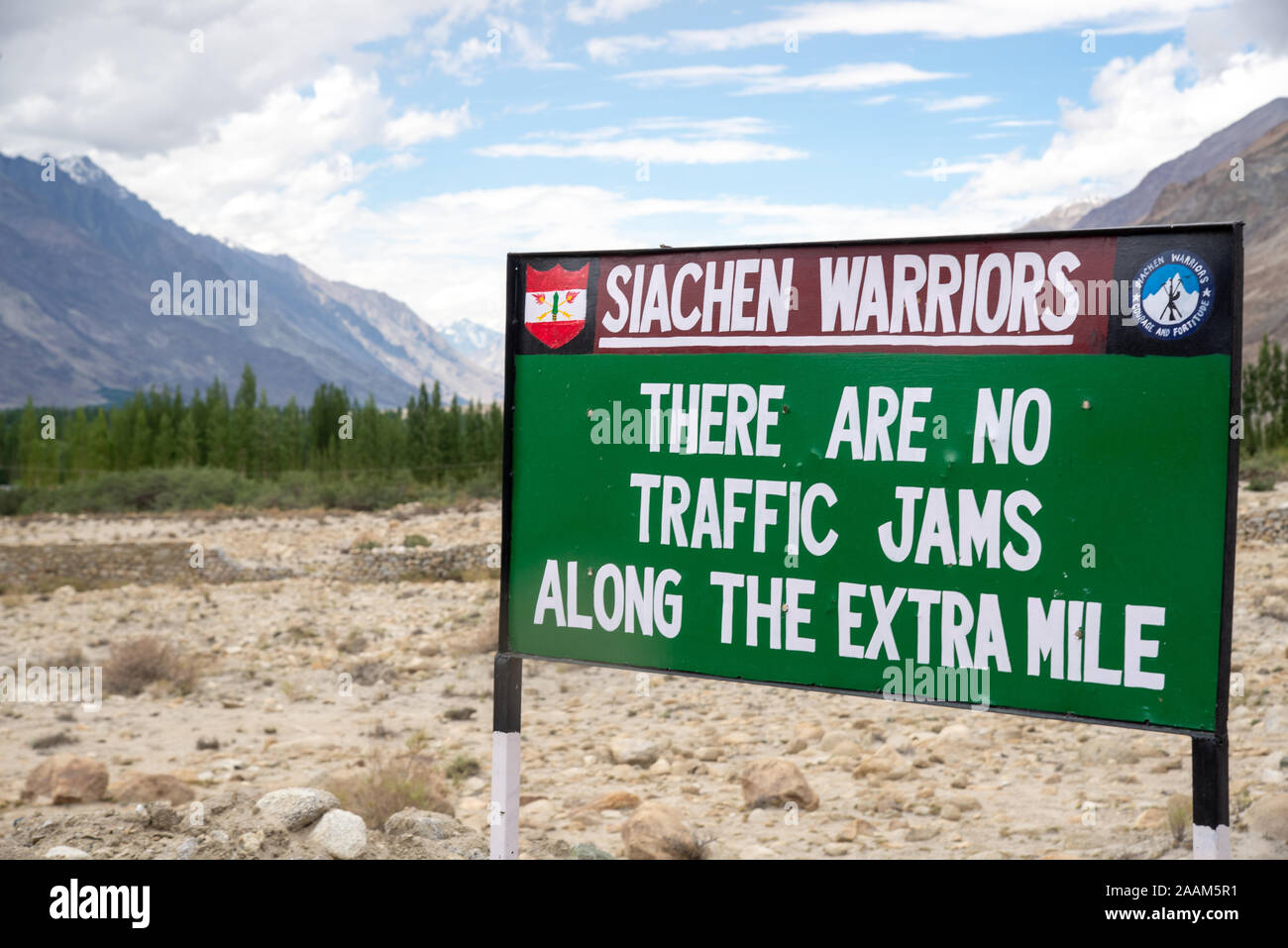 Funny cartelli a fianco di strade in Ladakh, India Foto Stock