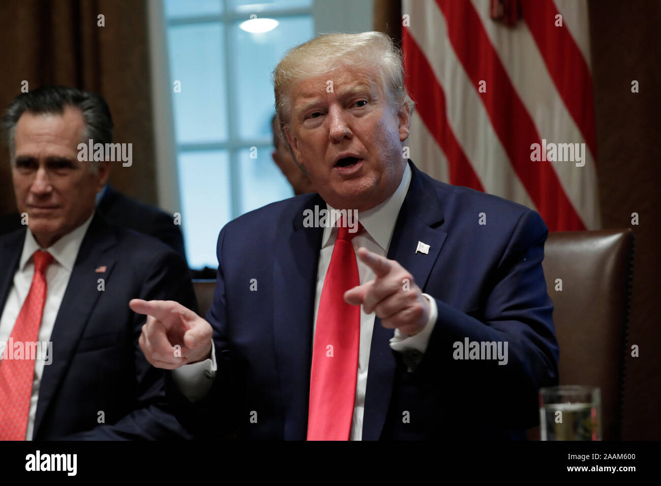 Il Presidente degli Stati Uniti, Trump parla durante una riunione sulla gioventù vaping e la sigaretta elettronica epidemia nel Cabinet Room alla Casa Bianca a Washington il 22 novembre 2019. A sinistra è il senatore USA Mitt Romney (Repubblicano dello Utah).Credit: Yuri Gripas/Piscina via CNP | Utilizzo di tutto il mondo Foto Stock