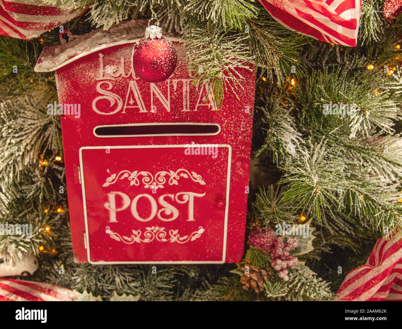 Santa Claus mailbox su un albero di Natale Foto Stock