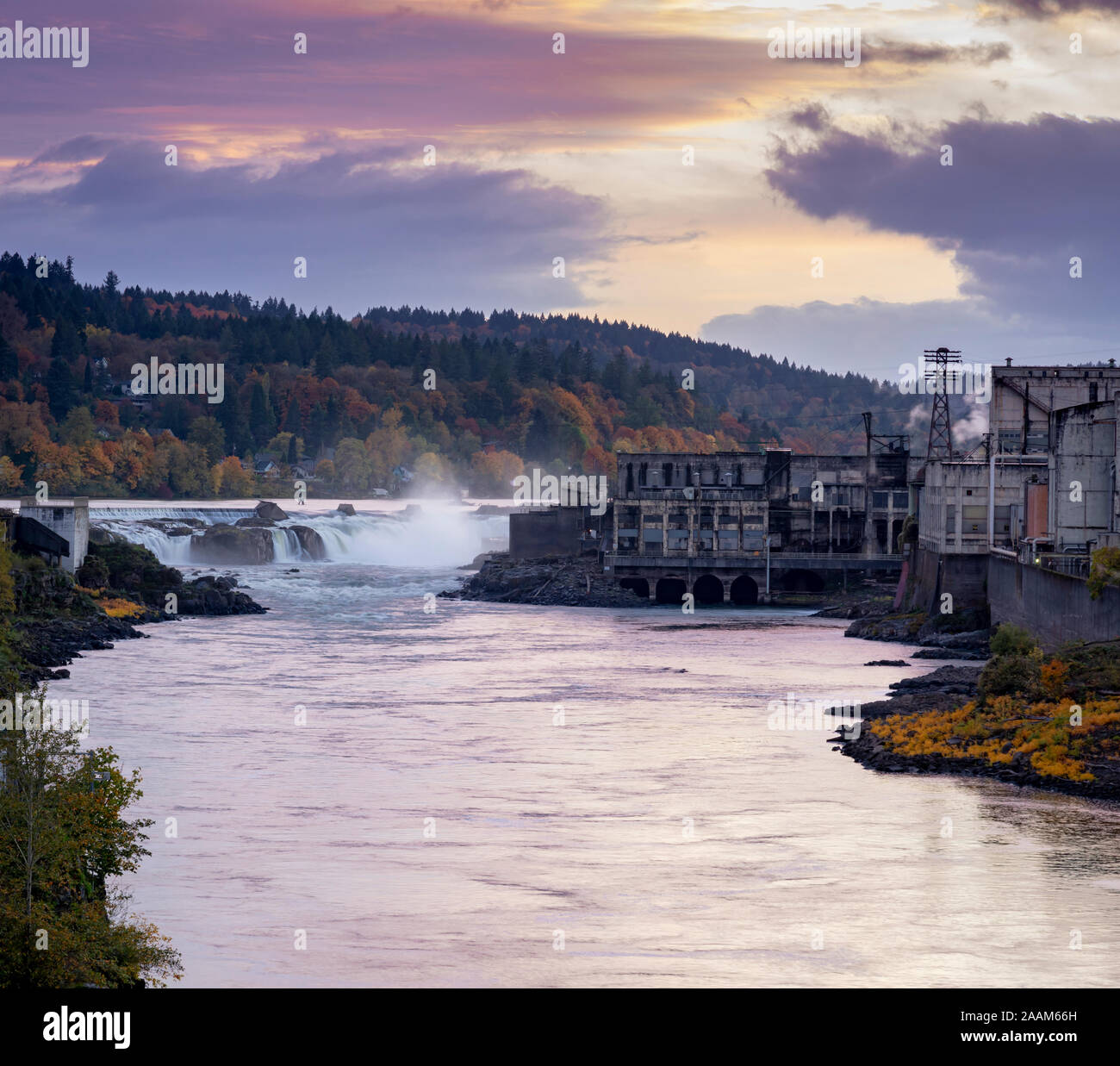 Willamette scende al tramonto in autunno Foto Stock