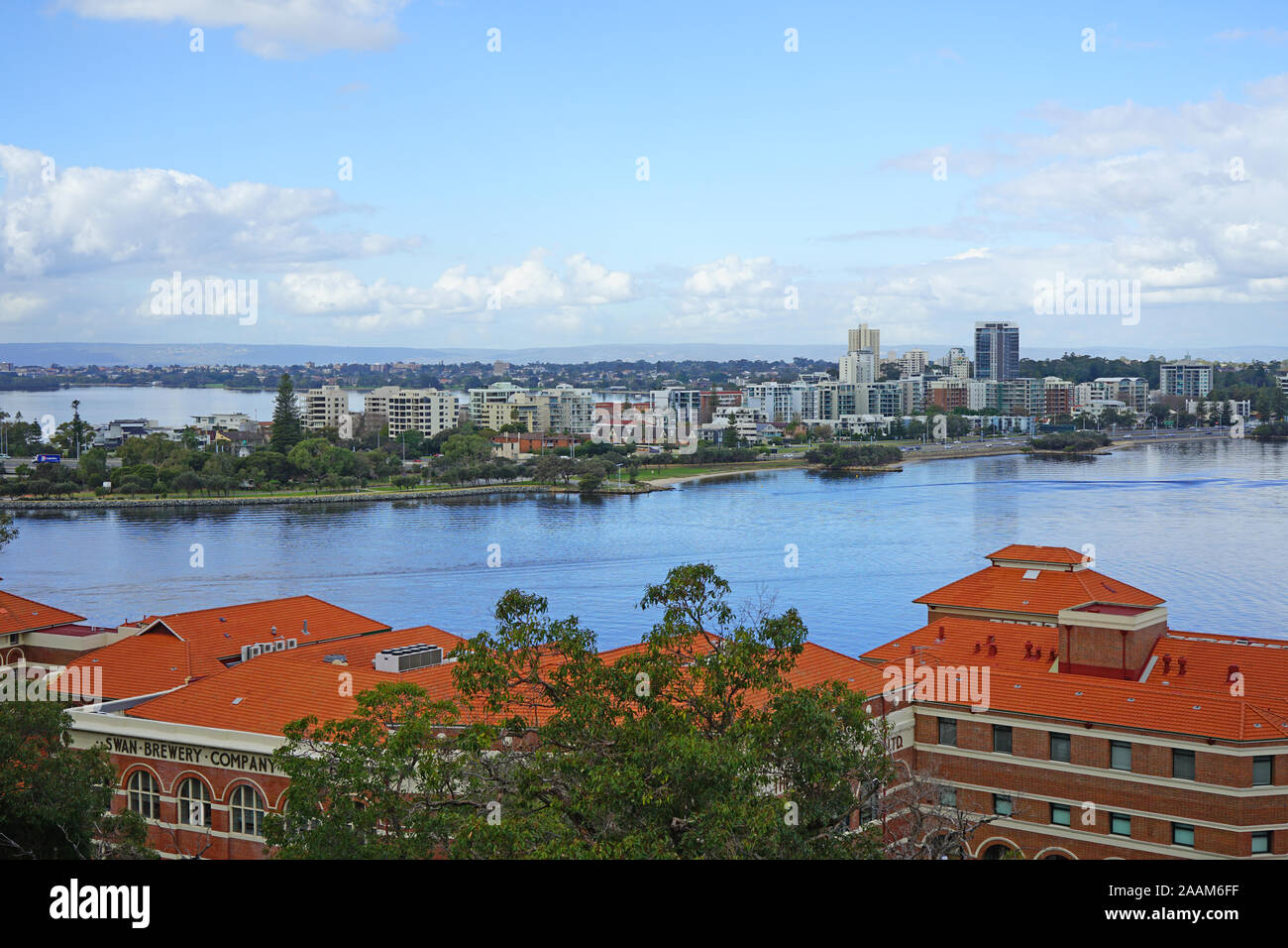 PERTH, AUSTRALIA -1 LUG 2019- Vista del landmark Old Swan Brewery company visto da Kings Park di Perth, Western Australia. Foto Stock