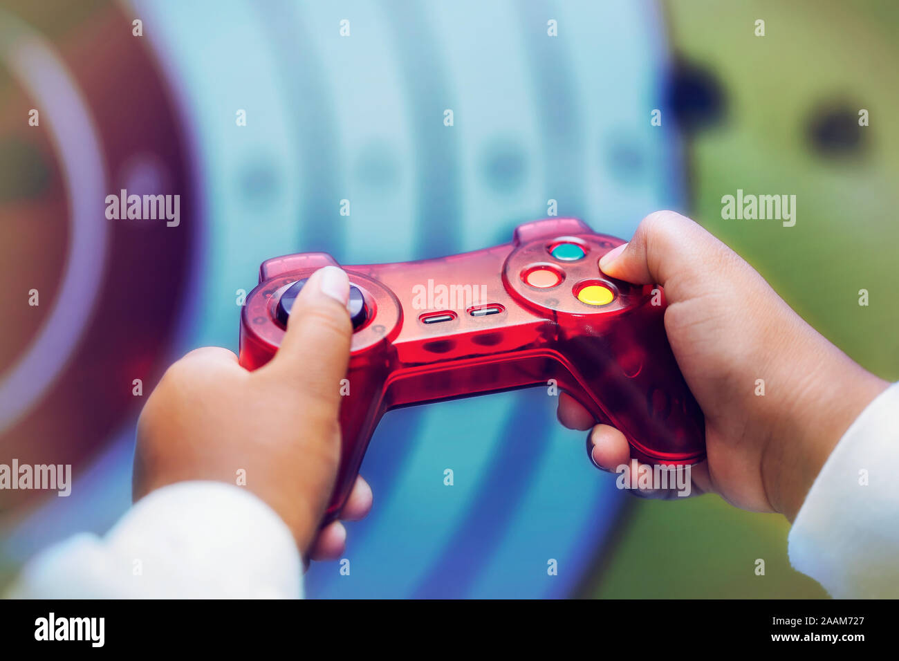 Un bambino che gioca un genere di ripresa video gioco, close-up di mani tenendo il controller e premendo i pulsanti. Foto Stock