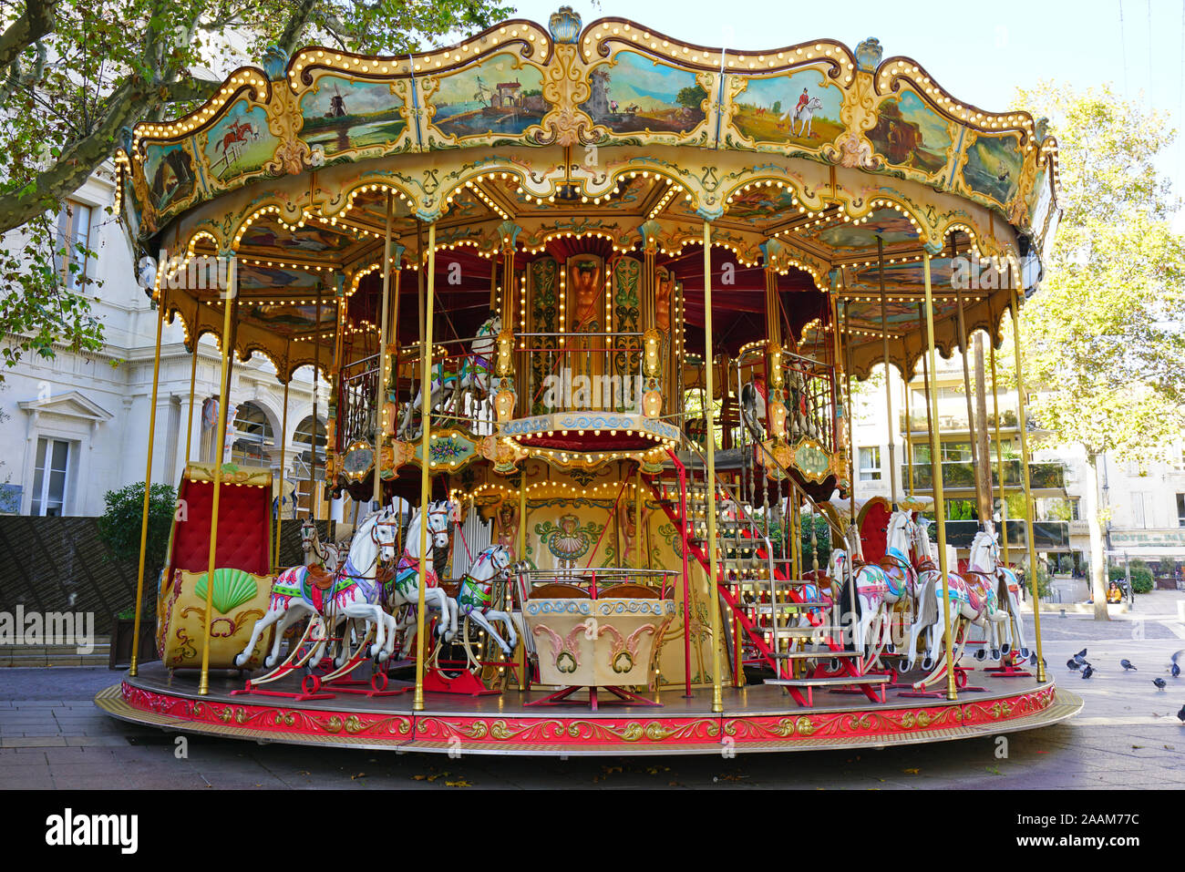 AVIGNON, Francia - 12 NOV 2019- vista di un vecchio merry-go-round giostra con cavalli in legno in Avignon Vaucluse Provence, Francia. Foto Stock