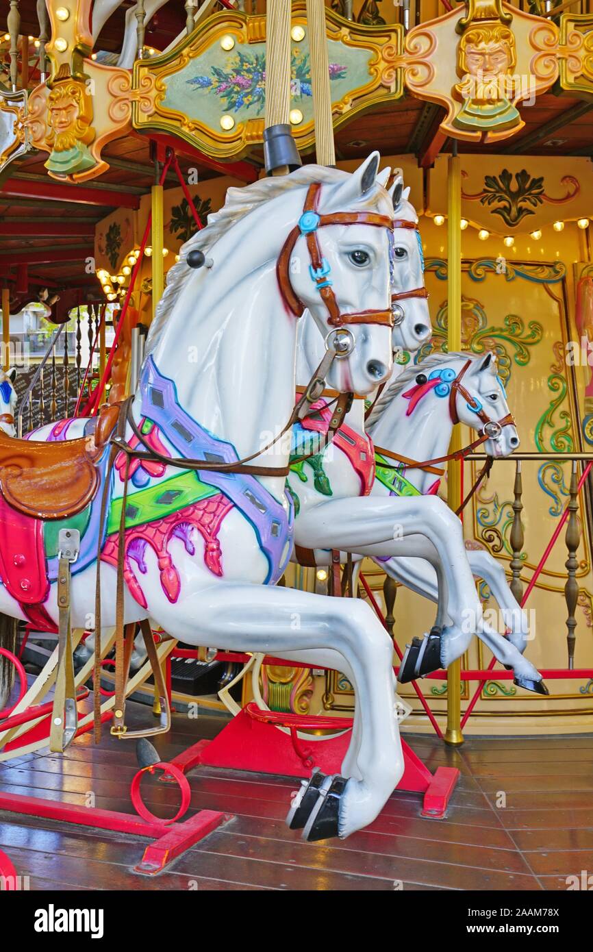 AVIGNON, Francia - 12 NOV 2019- vista di un vecchio merry-go-round giostra con cavalli in legno in Avignon Vaucluse Provence, Francia. Foto Stock