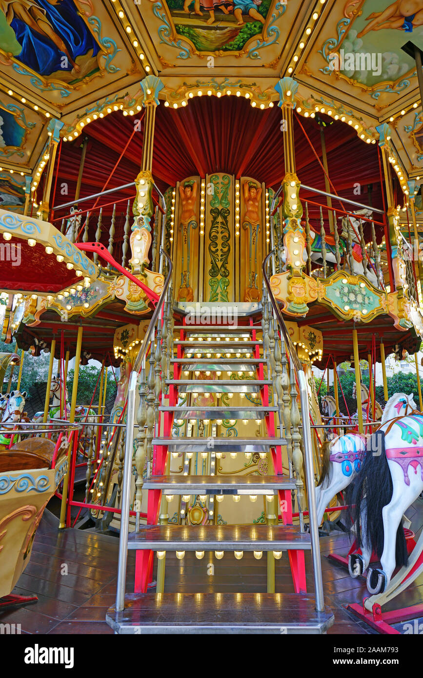 AVIGNON, Francia - 12 NOV 2019- vista di un vecchio merry-go-round giostra con cavalli in legno in Avignon Vaucluse Provence, Francia. Foto Stock