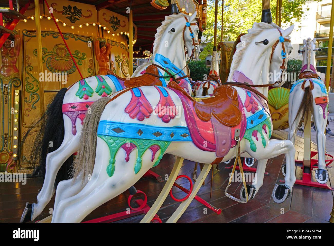 AVIGNON, Francia - 12 NOV 2019- vista di un vecchio merry-go-round giostra con cavalli in legno in Avignon Vaucluse Provence, Francia. Foto Stock