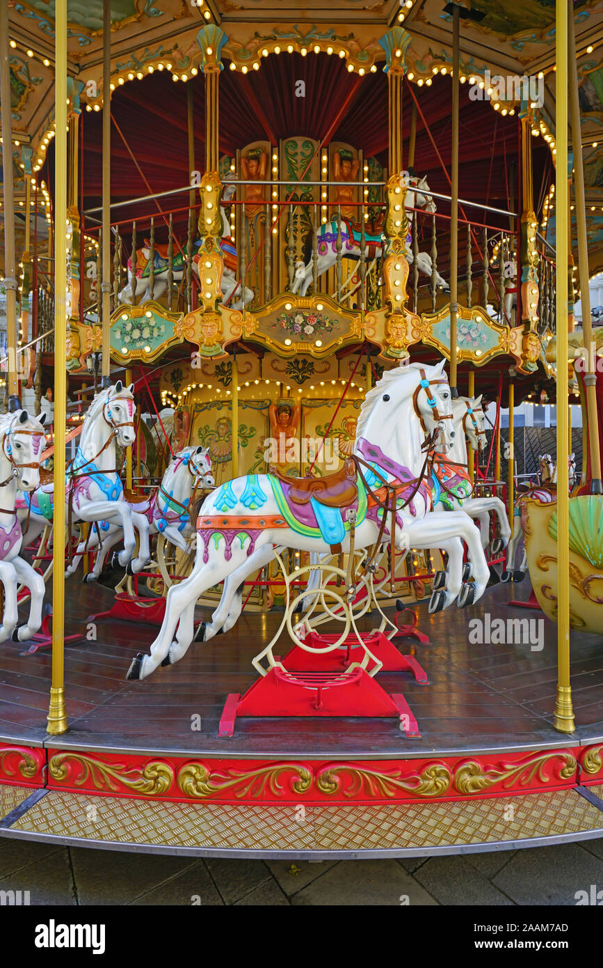 AVIGNON, Francia - 12 NOV 2019- vista di un vecchio merry-go-round giostra con cavalli in legno in Avignon Vaucluse Provence, Francia. Foto Stock