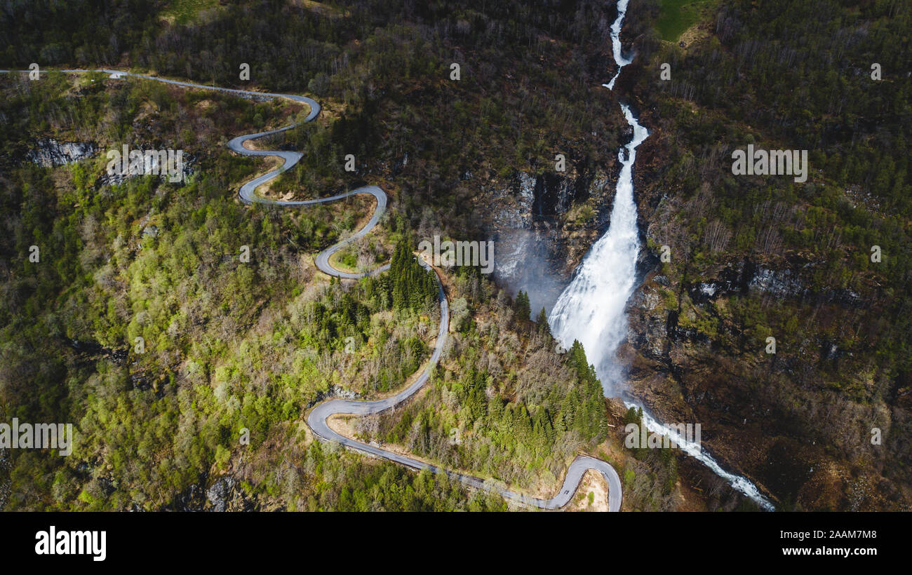 Stalheimskleiva nelle montagne della Norvegia. Una curva strada giù per la montagna. Foto Stock