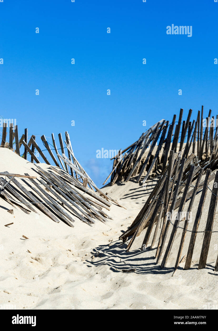Recinzione del vento lungo il percorso di dune della spiaggia. Foto Stock