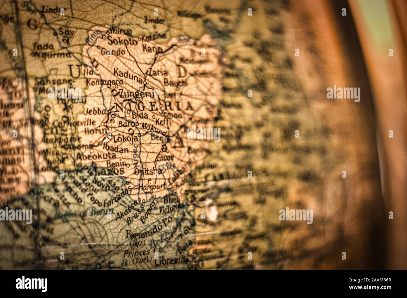 Una mappa della Nigeria su un globo di antiquariato Foto Stock