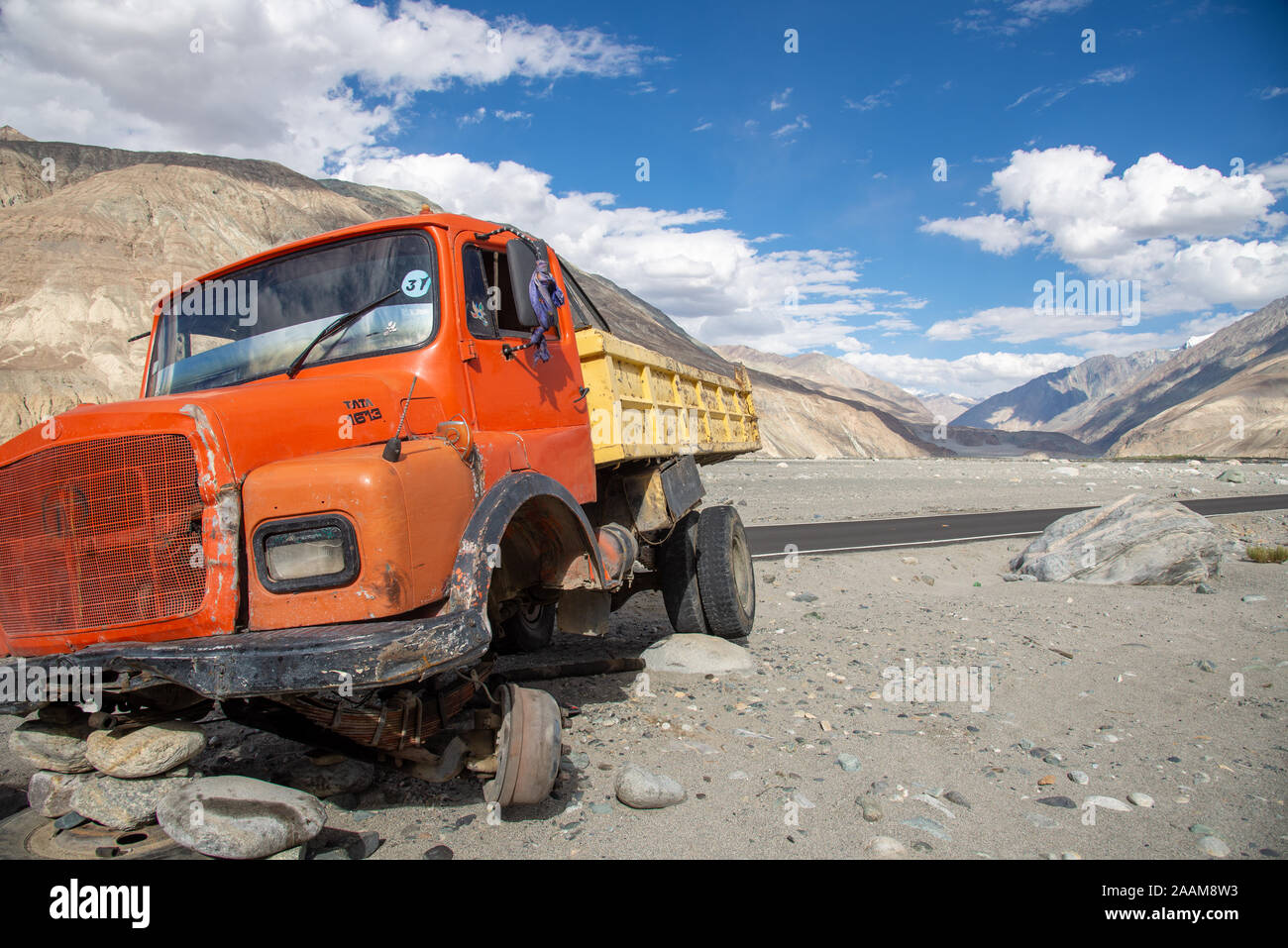 Relitto del carrello a fianco di strada vuota in Himalaya nella Valle di Nubra in Ladakh, India Foto Stock