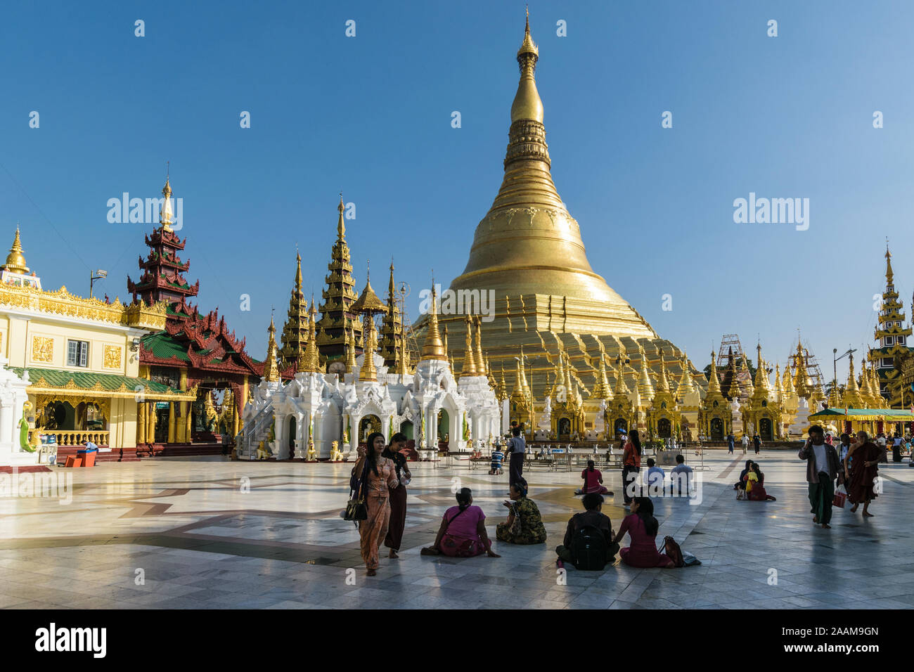 Adoratori la raccolta per le preghiere del pomeriggio presso la pagoda di Shwedagon sito. Questo tempio buddista è la più importante del paese. Foto Stock