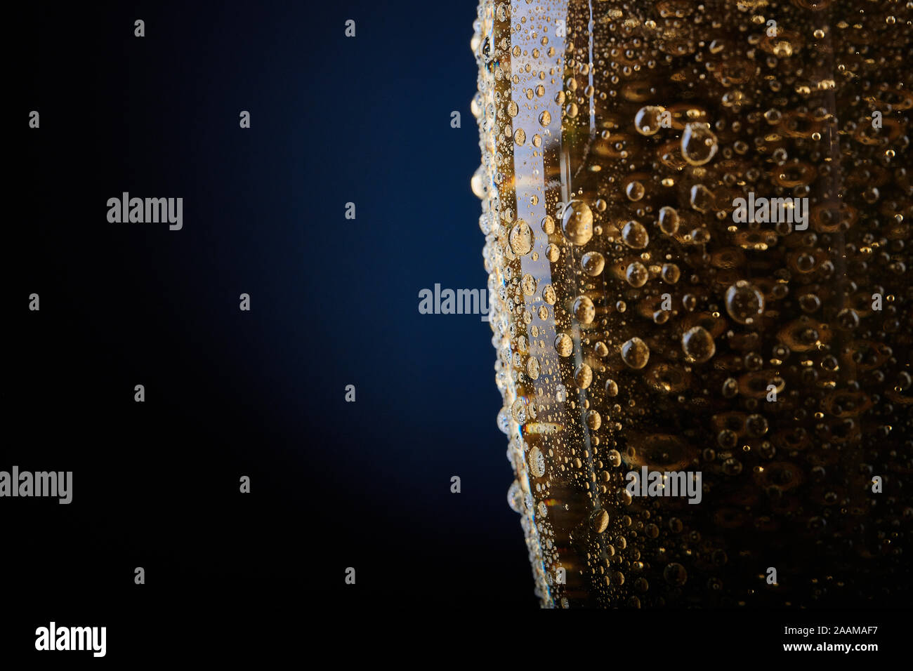 Natale romantico celebrazione concetto: due bicchieri di champagne con bevanda frizzante e decorazioni di Natale Foto Stock