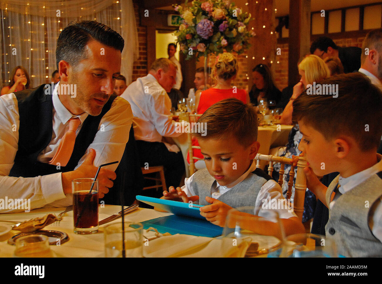 Padre & figli utilizzando un ipad insieme. Foto Stock