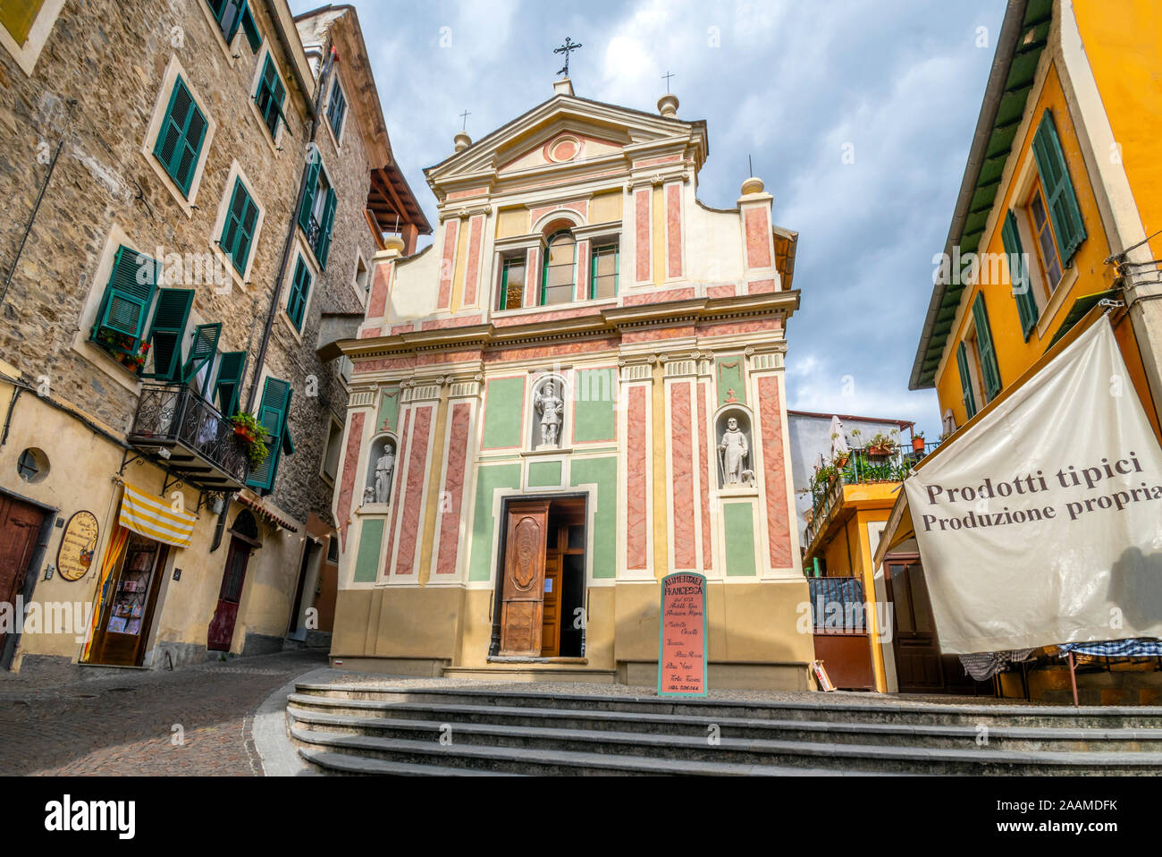 La Chiesa di San Sebastiano, una piccola chiesa del XVII secolo oratorio con una statua in legno del Maragliano nel villaggio di Dolceacqua, Italia. Foto Stock