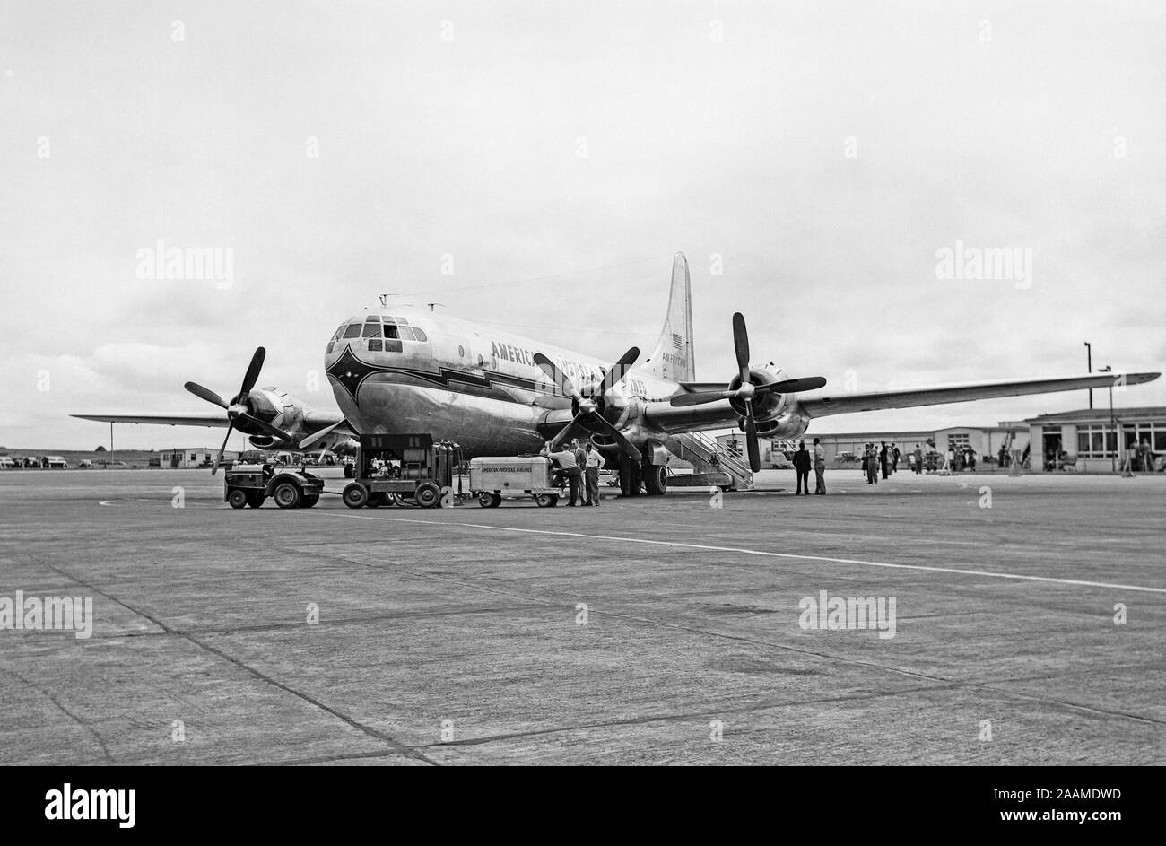 Un American Overseas Airlines Boeing 377 Stratocruiser, registrazione N90941, denominata Scandinavia. Vintage fotografia scattata nel 1950 in un aeroporto degli Stati Uniti. Foto Stock