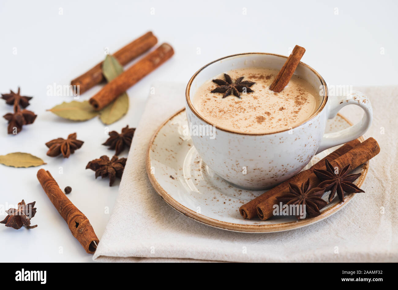 Indian Masala chai tea. Indiana tradizionale bevanda calda con latte e spezie su sfondo bianco vicino. Foto Stock