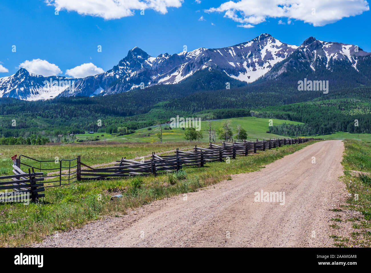 Recinzione di registro lungo ranch privato road, ultimo dollaro Road, County Road 58P, San Juan Mountains vicino Ridgway, Colorado. Foto Stock