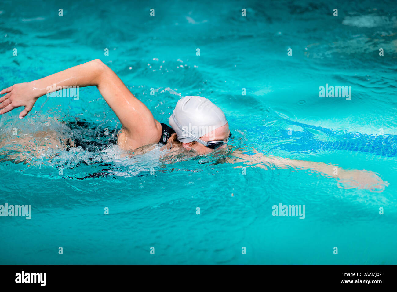 Donna di nuoto crawl anteriore Foto Stock