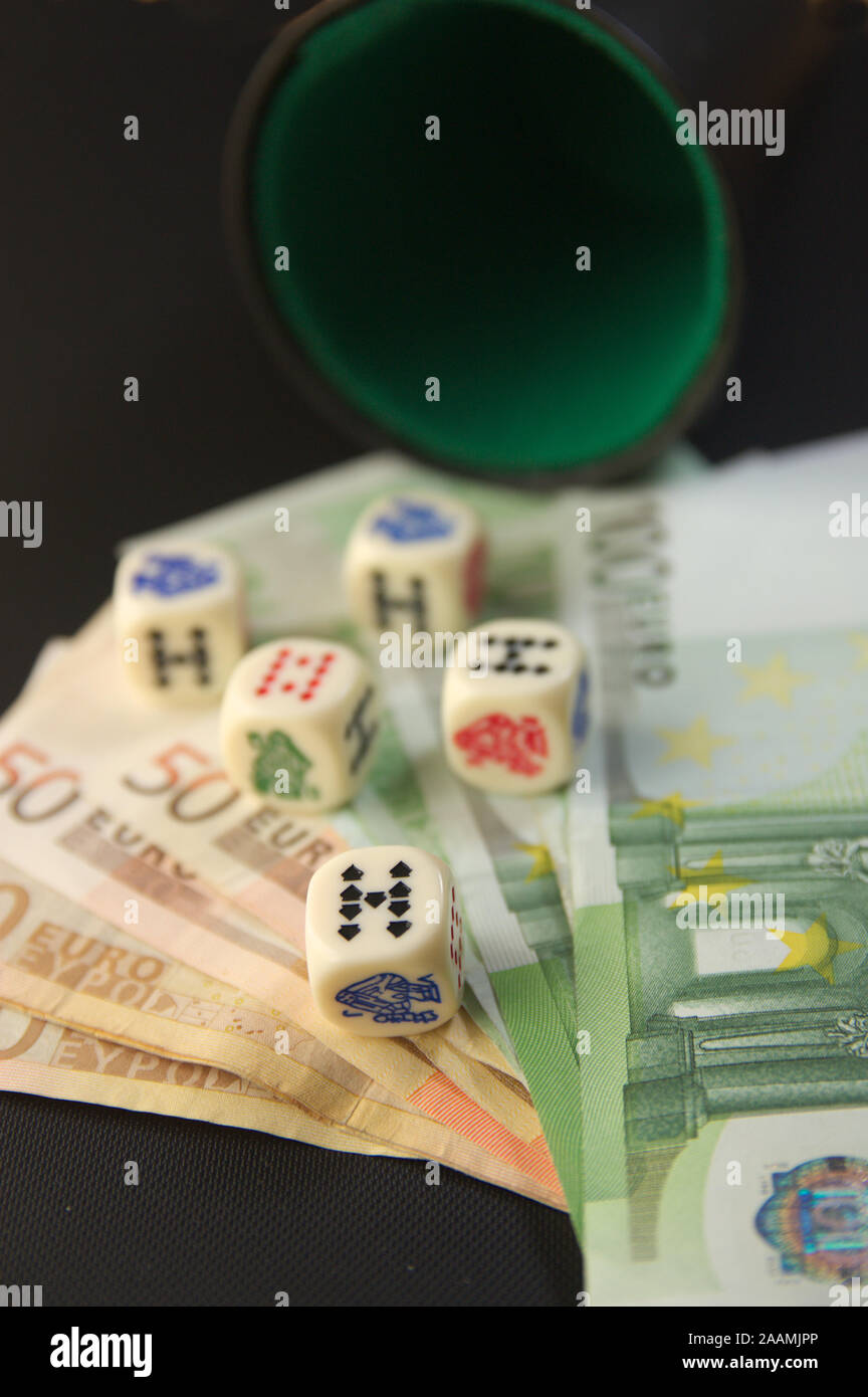 Biglietti da cinquanta e cento euro sul quale sono il poker di dadi accanto al gioco calice Foto Stock