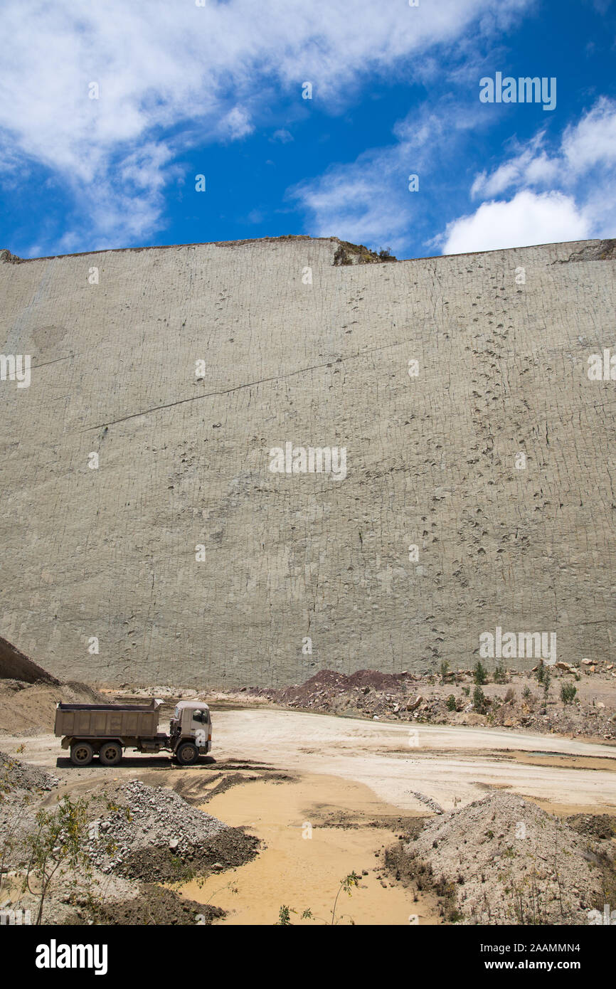 SUCRE, Bolivia - 16 Ottobre 2019: Cal Orcko sito paleontologico in Sucre. Ripida parete con migliaia o piede di dinosauri stampe. Foto Stock
