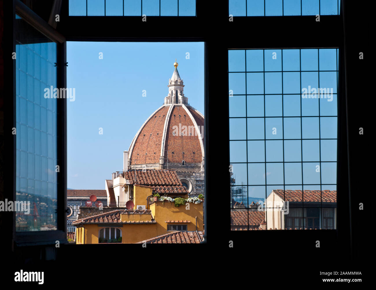 Cupola del Duomo di Firenze, Basilica di Santa Maria del Fiore come visto attraverso una finestra di Palzzo Vecchio Foto Stock