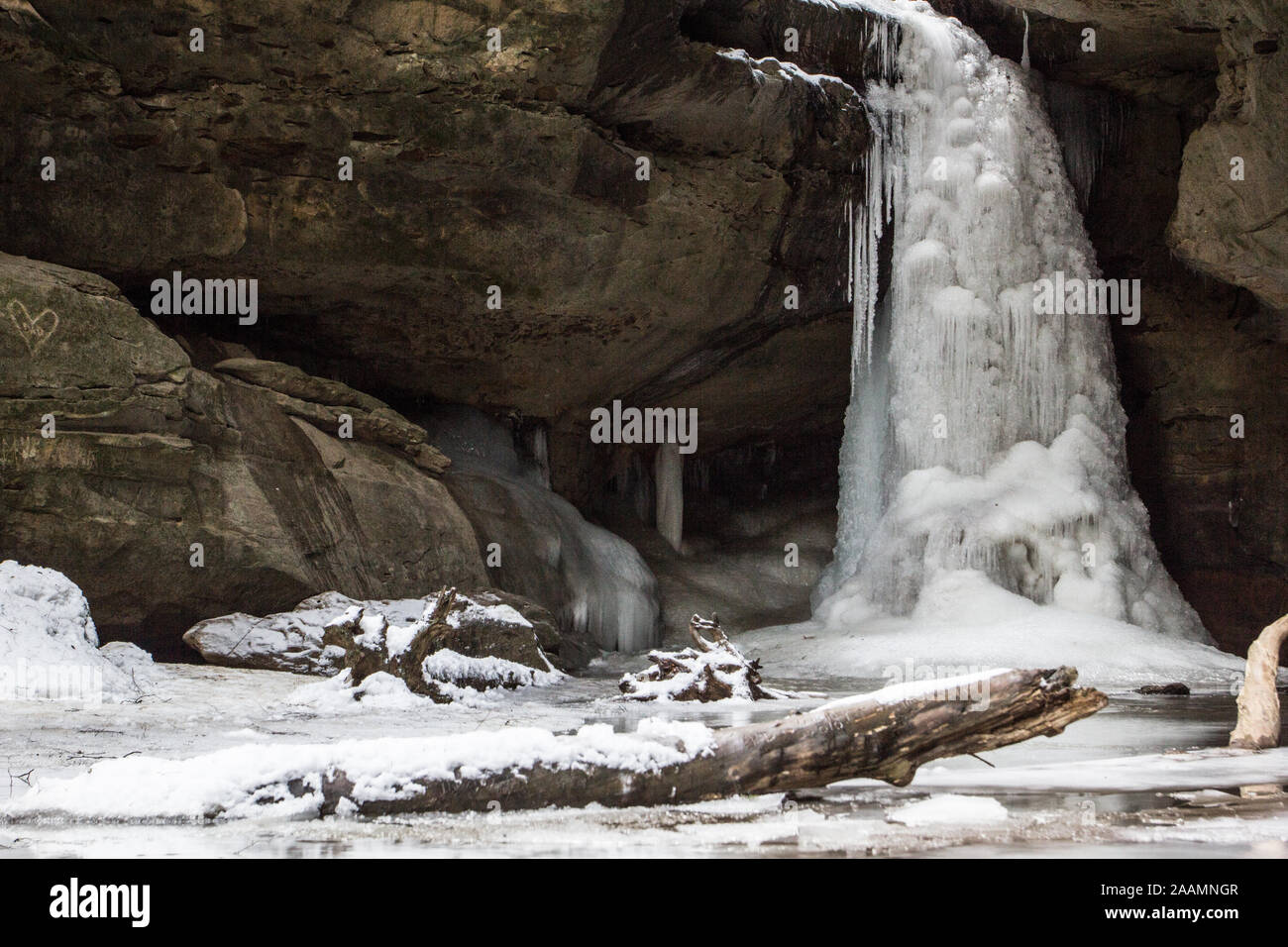 Le cascate Inferiori congelati in Conkle's Hollow in inverno, Hocking Hills State Park, Ohio Foto Stock