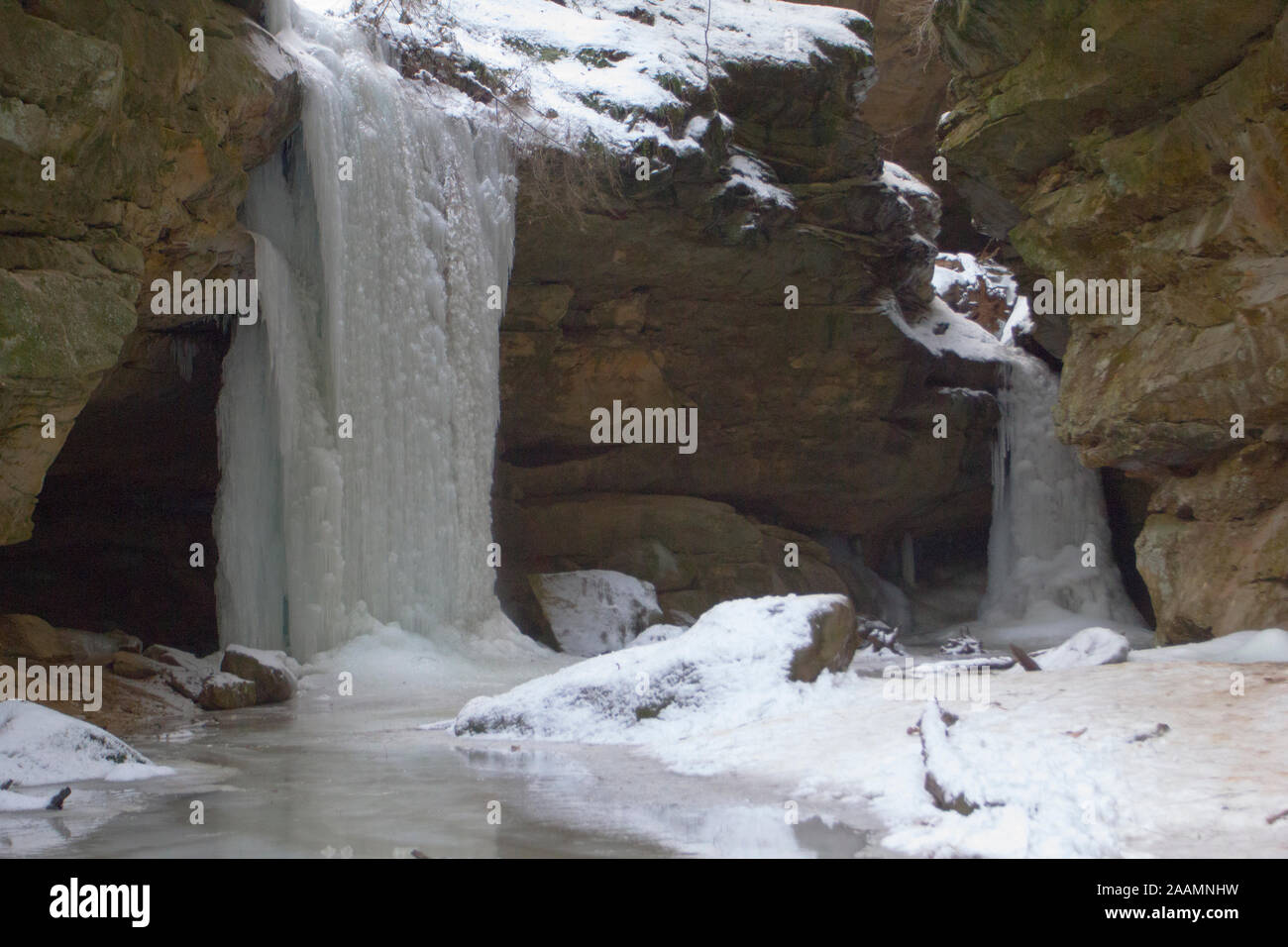 Le cascate Inferiori congelati in Conkle's Hollow in inverno, Hocking Hills State Park, Ohio Foto Stock