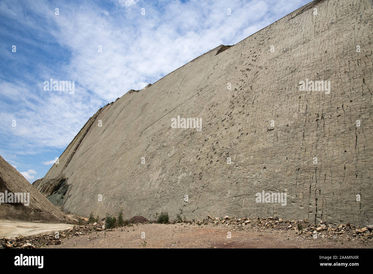 SUCRE, Bolivia - 16 Ottobre 2019: Cal Orcko sito paleontologico in Sucre. Ripida parete con migliaia o piede di dinosauri stampe. Foto Stock