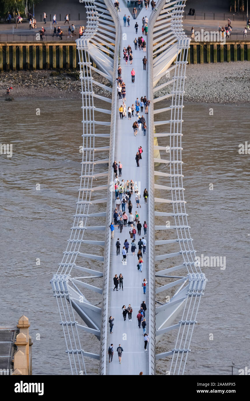 Guardando verso il basso sul Millennium Bridge da un alto punto di vantaggio. La simmetrica dettaglio viene visto da di overhead. Foto Stock