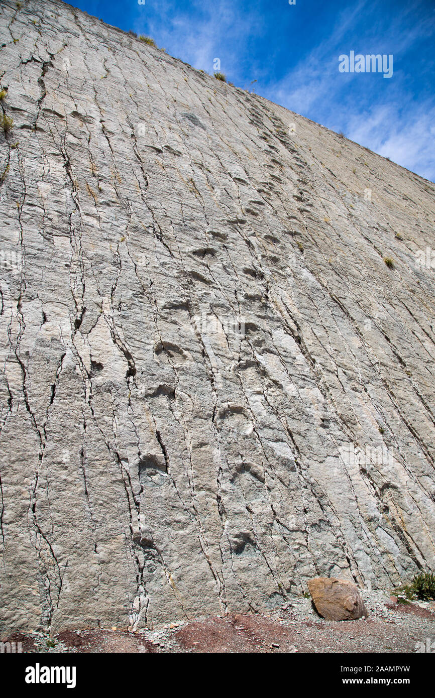 SUCRE, Bolivia - 16 Ottobre 2019: Cal Orcko sito paleontologico in Sucre. Ripida parete con migliaia o piede di dinosauri stampe. Foto Stock