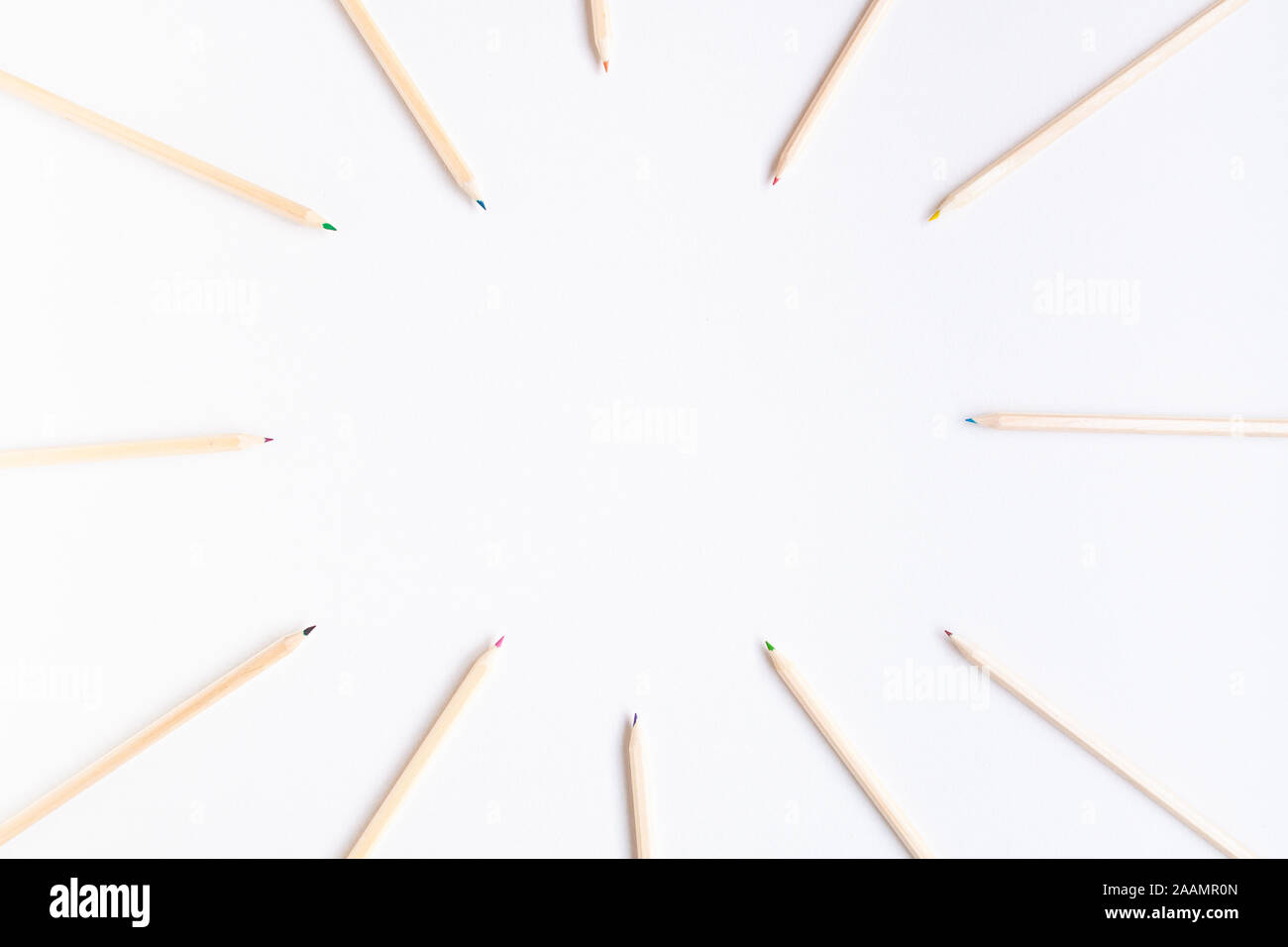Vista superiore piana dei laici un gruppo di matite in legno che divergono in un grande cerchio. Il concetto di istruzione con spazio per il testo Foto Stock