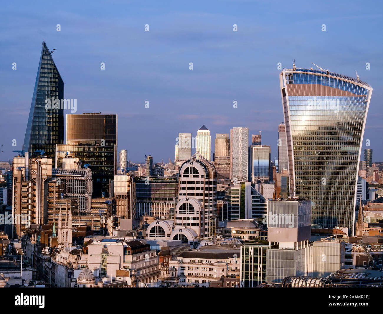 Vista della città di Londra con Canary Wharf in sottofondo durante la prima serata prima del tramonto. Foto Stock