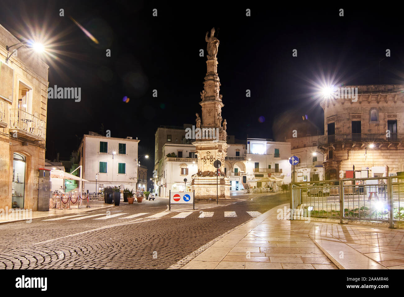 Municipio e vuota e Piazza De La Liberta (Piazza Principale) girato durante la notte a Ostuni Puglia Italia. Foto Stock