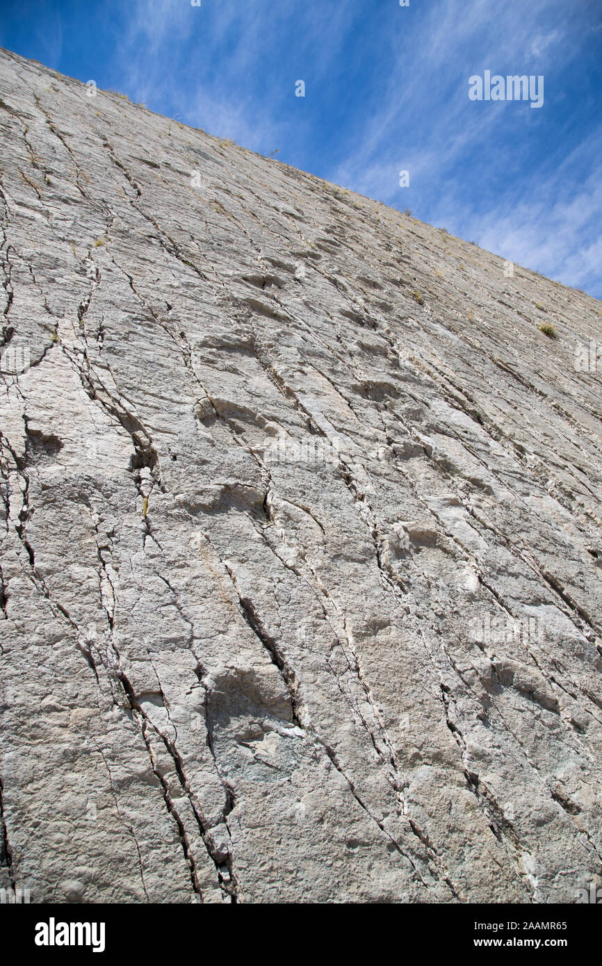 SUCRE, Bolivia - 16 Ottobre 2019: Cal Orcko sito paleontologico in Sucre. Ripida parete con migliaia o piede di dinosauri stampe. Foto Stock