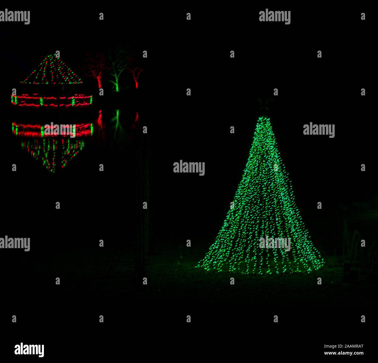 Gigante esterna albero di Natale decorato in verde luci, gazebo lago riflessioni, Meadowlark giardini, Passeggiata invernale delle luci. Una messa a fuoco nitida scaricato. Foto Stock