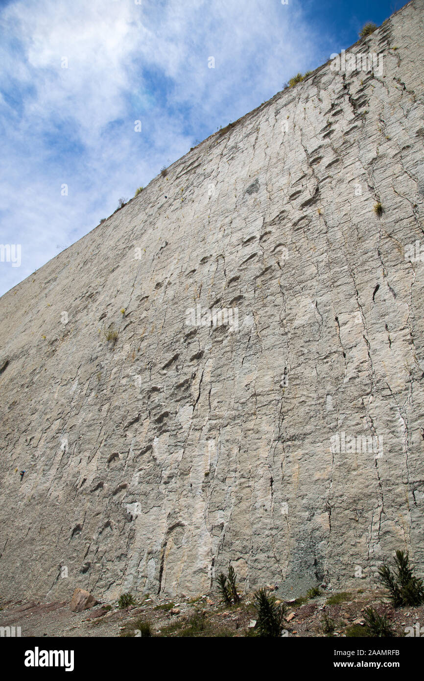 SUCRE, Bolivia - 16 Ottobre 2019: Cal Orcko sito paleontologico in Sucre. Ripida parete con migliaia o piede di dinosauri stampe. Foto Stock