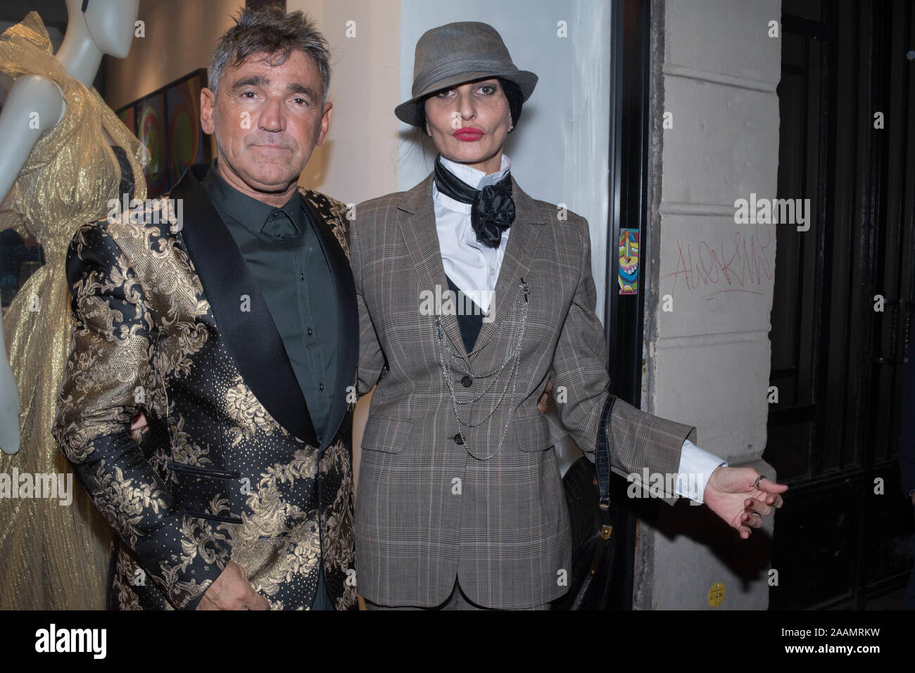 Serata di Luigi di Donna con la bella cappelli di Marie-Mirabelle! Foto Stock