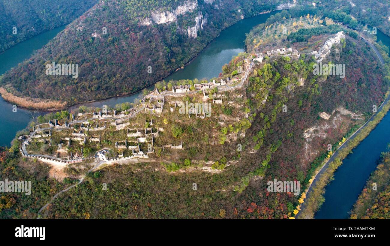 Pechino, Cina. 22 Novembre, 2019. Foto aerea adottate il 9 novembre 22, 2019 mostra i resti del villaggio di Chunqiu, un antico villaggio di montagna, a Donggong township di Nanzhang County, centrale cinese della provincia di Hubei. Ci sono circa un migliaio di antichi villaggi di montagna in Nanzhang County, tra cui sei villaggi sono elencate come chiave nazionale reliquia culturale siti di protezione. Credito: Du Huaju/Xinhua/Alamy Live News Foto Stock