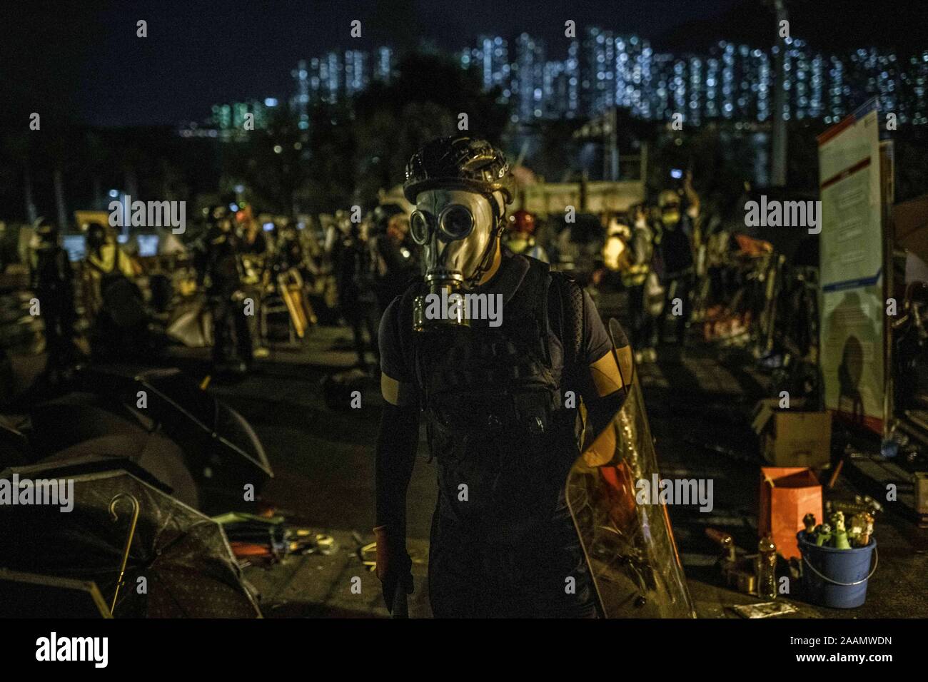 Un manifestante in una maschera a gas tenendo uno scudo durante la dimostrazione.Dopo una settimana di scioperi e scontri con la polizia e manifestanti occupano ancora il campus dell Università Cinese di Hong Kong in un giorno di calma relativa a. Alla fine della giornata, i manifestanti di nuovo bloccato Tolo autostrada in flash mob azioni e quindi evacuato il campus aiutato da autisti privati dopo l'impostazione dell'ingresso del ponte numero 2 sul fuoco. N. di arresti sono stati eseguiti. Foto Stock