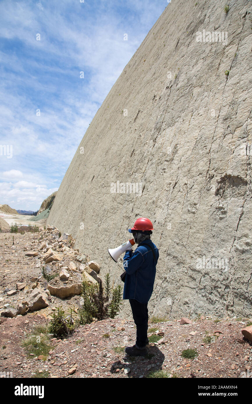 SUCRE, Bolivia - 16 Ottobre 2019: Cal Orcko sito paleontologico in Sucre. Ripida parete con migliaia o piede di dinosauri stampe. Foto Stock