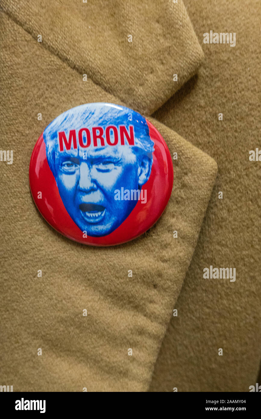 Un anti-Trump pulsante con la parola 'Mosui" in tutta la sua faccia su un cammello capelli sport rivestire bavero. Foto Stock